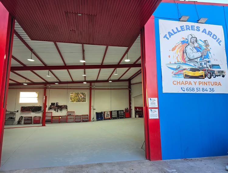Interior del taller de Talleres Ardil en Puerto de Mazarrón