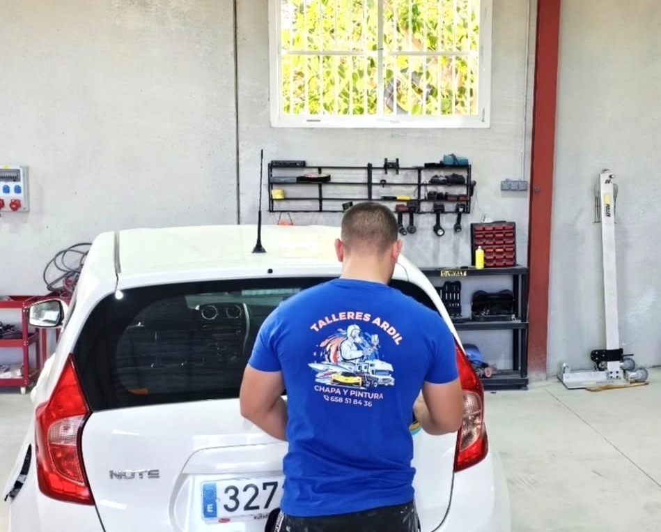 Trabajador de Talleres Ardil en plena faena