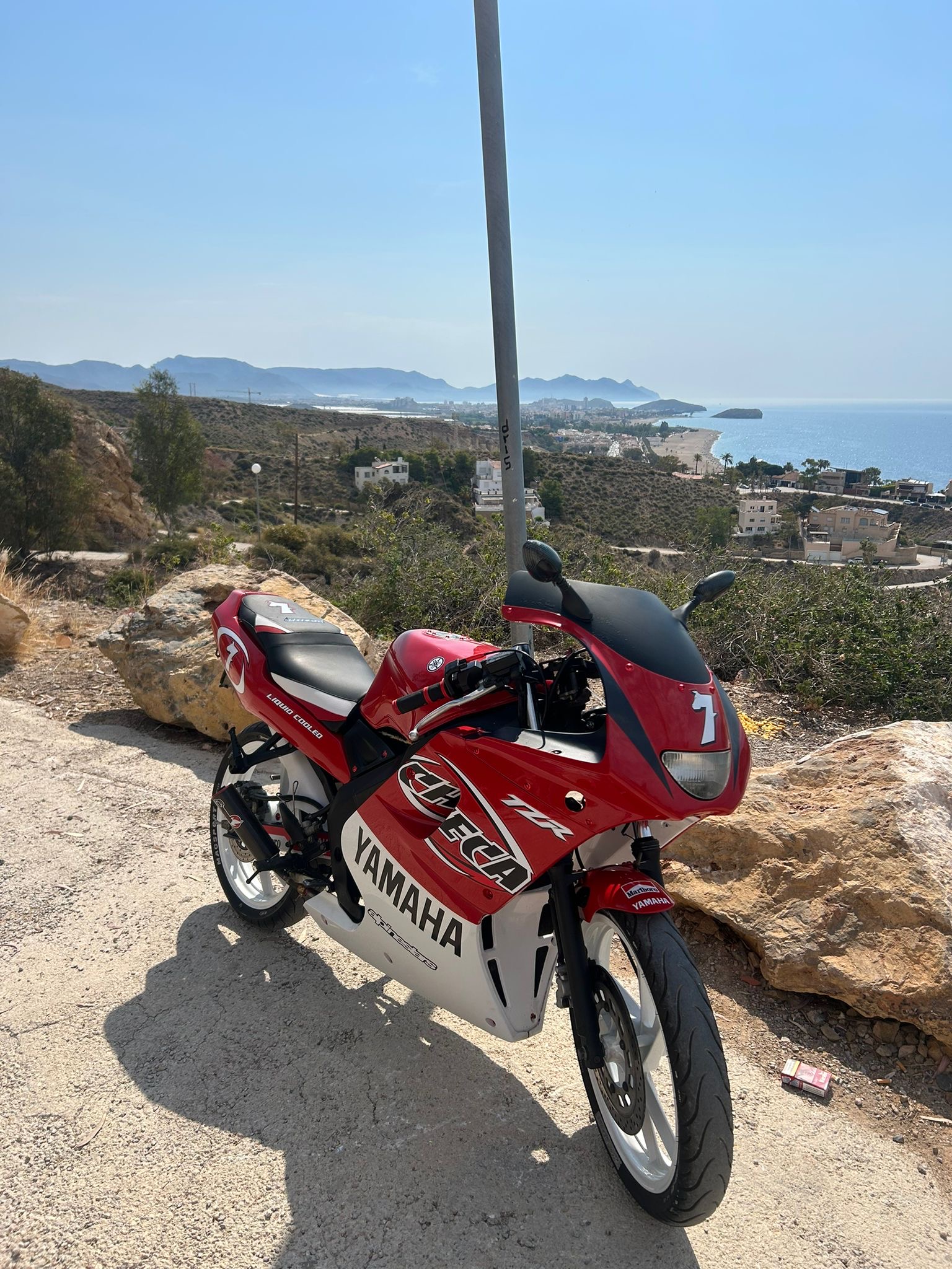Moto Yamaha con la bahía de Mazarrón al fondo